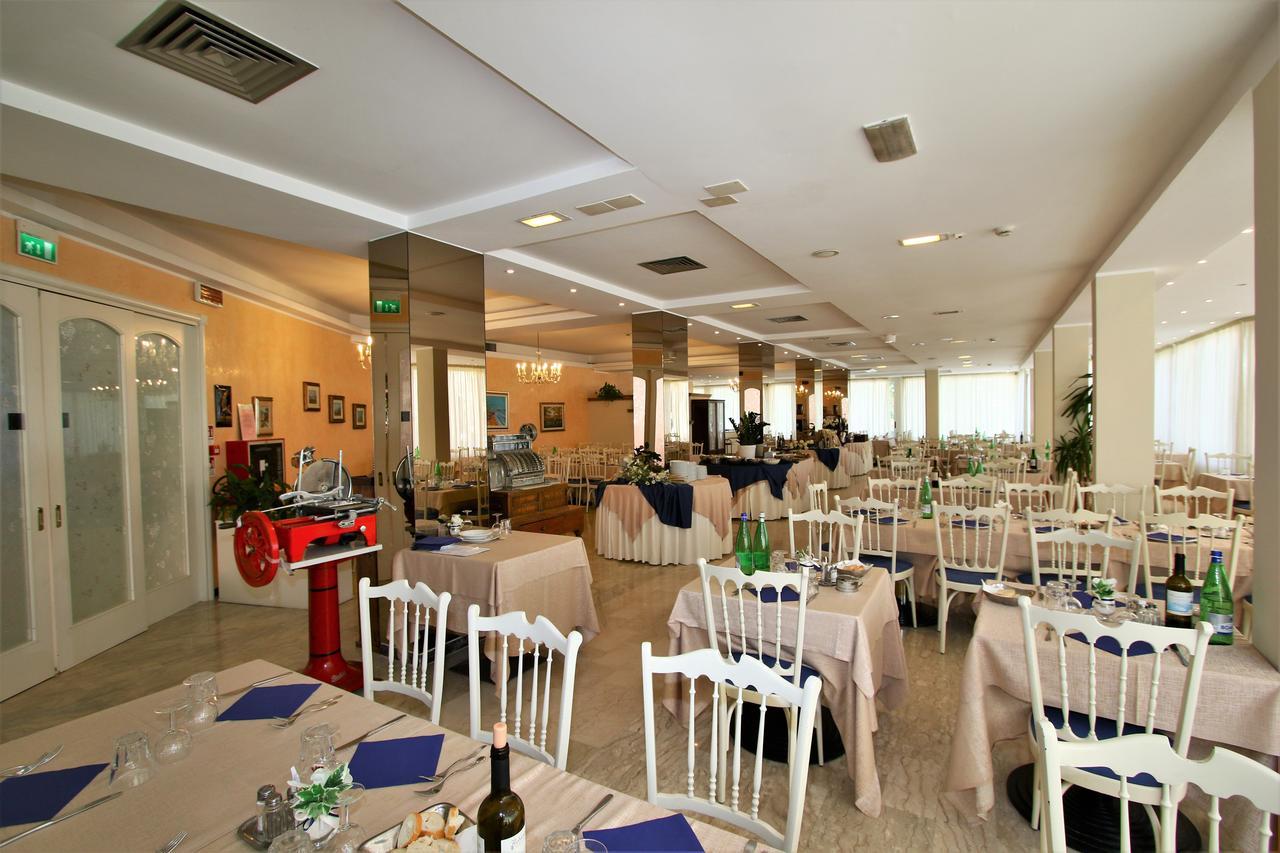 Hotel De Amicis ริชชิโอเน ภายนอก รูปภาพ